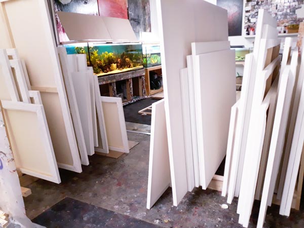 Leinwände im Atelier