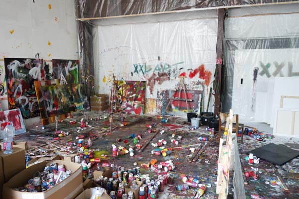 Alex Zerr beim Malen im Atelier